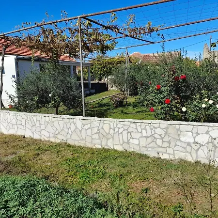 Kamena Kuca Family Rodin